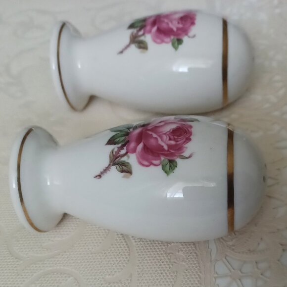 Vintage Manor Rose Salt and Pepper Shakers With Gold Trim - Picture 3 of 6